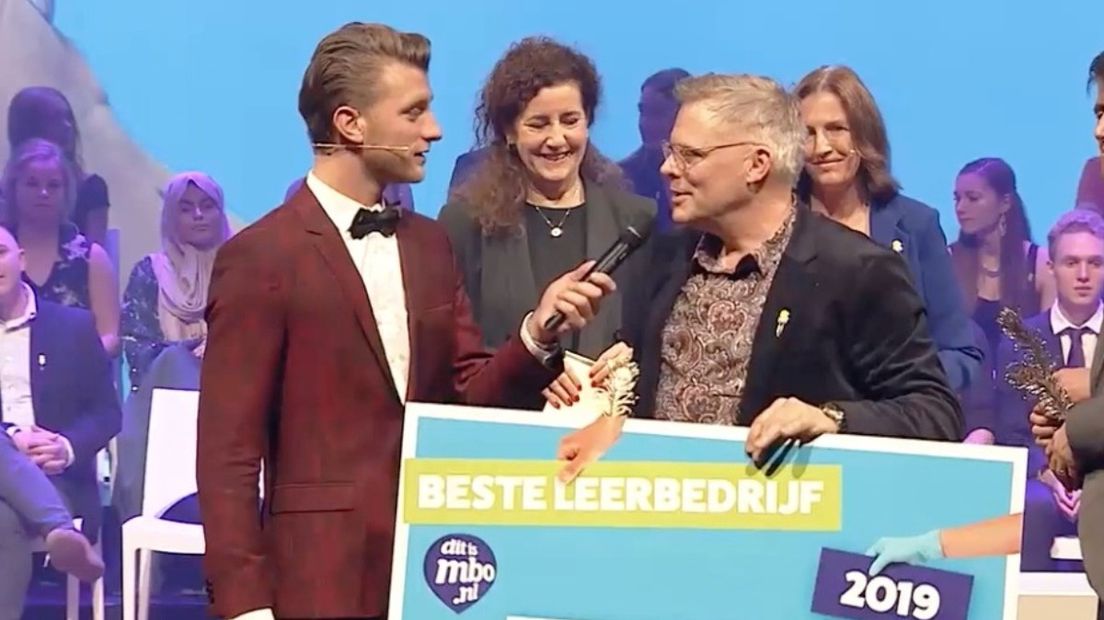 Cor Mulder van JC-Electronics neemt de prijs Beste leerbedrijf van Nederland in ontvangst van Jan Versteegh (Rechten: eigen foto)