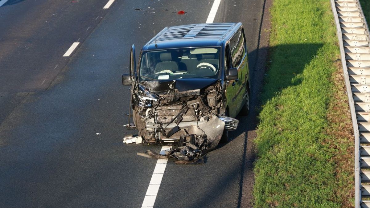 112 Nieuws: Twee rijstroken van A35 dicht na ongeluk, kilometers file