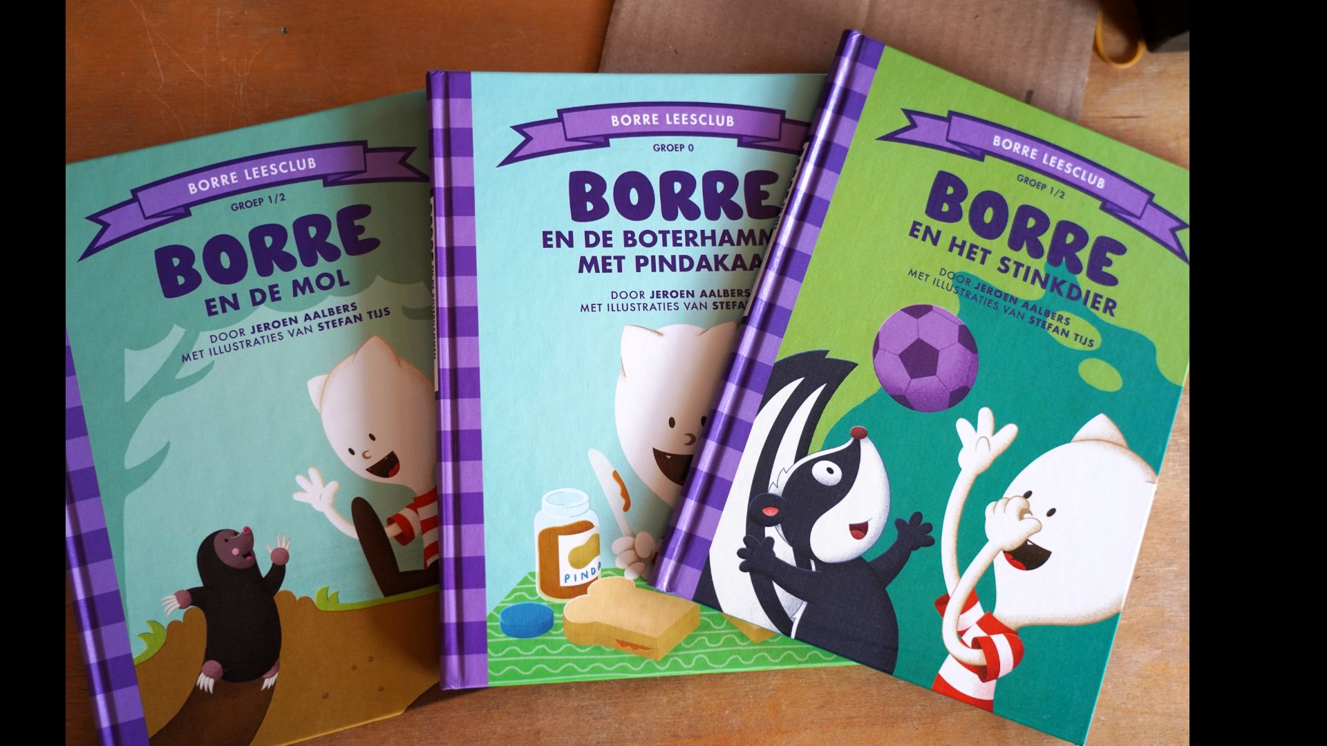 Drie van de 96 verschillende Borre-boekjes van Stefan Tijs en Jeroen Aalbers.