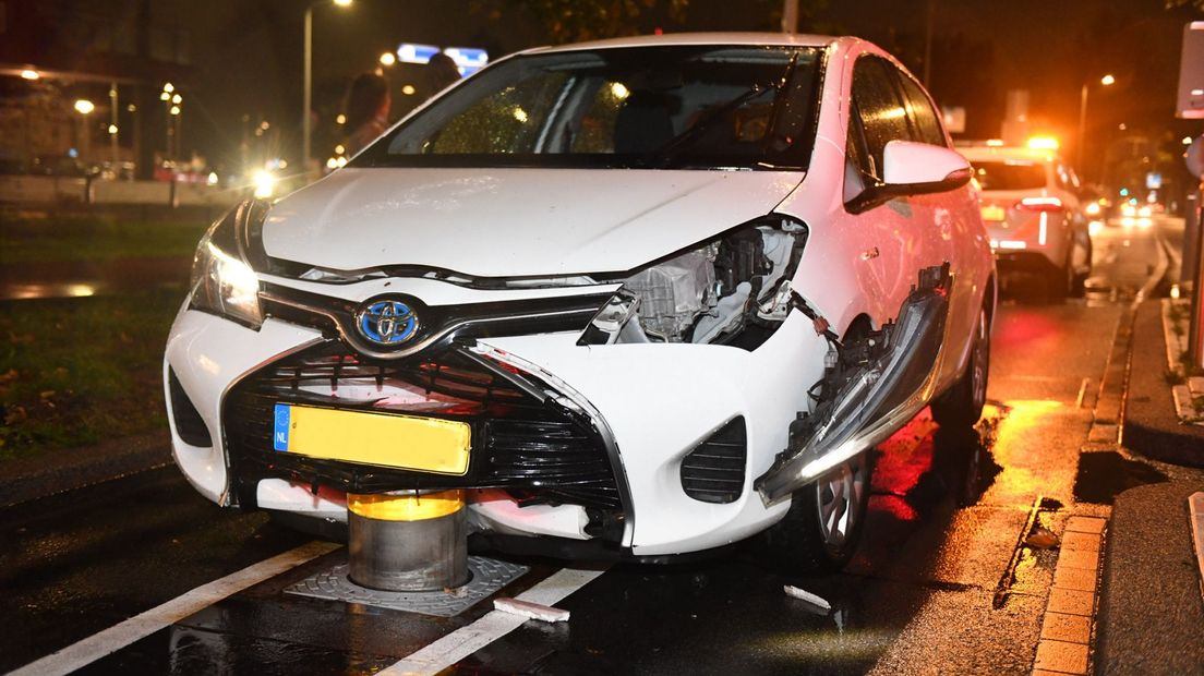 Auto botst op poller Escamplaan