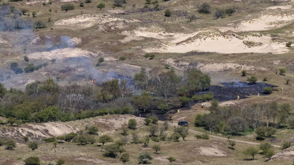 800 vierkante meter aan duinen bij Noordwijk in brand, brandweer slaat groot alarm