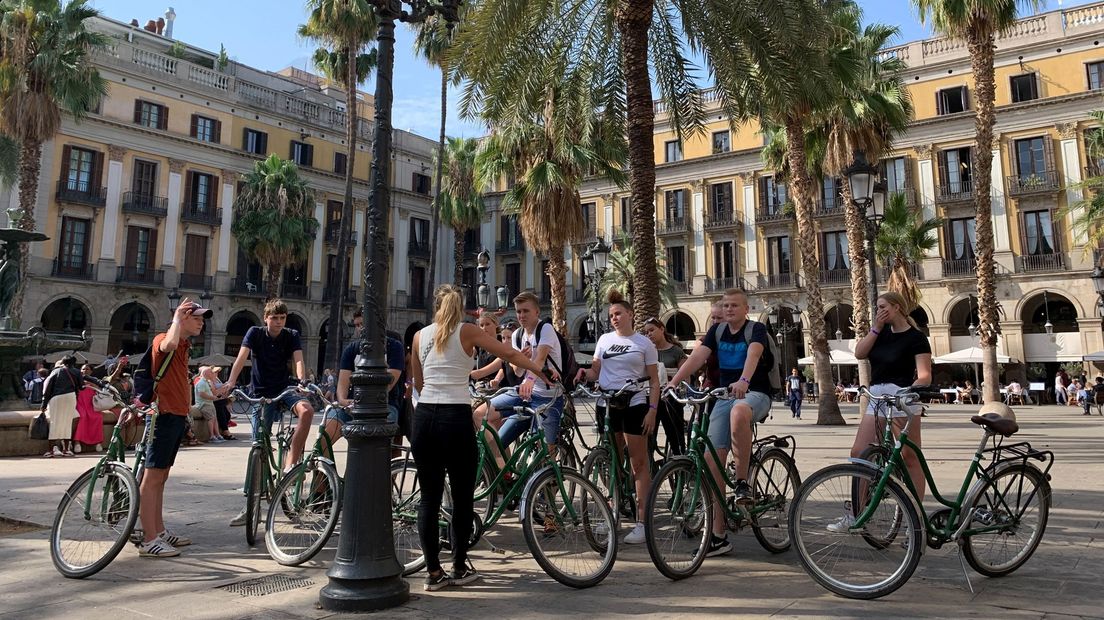 Leerlingen Hogeland College fietsen door Barcelona