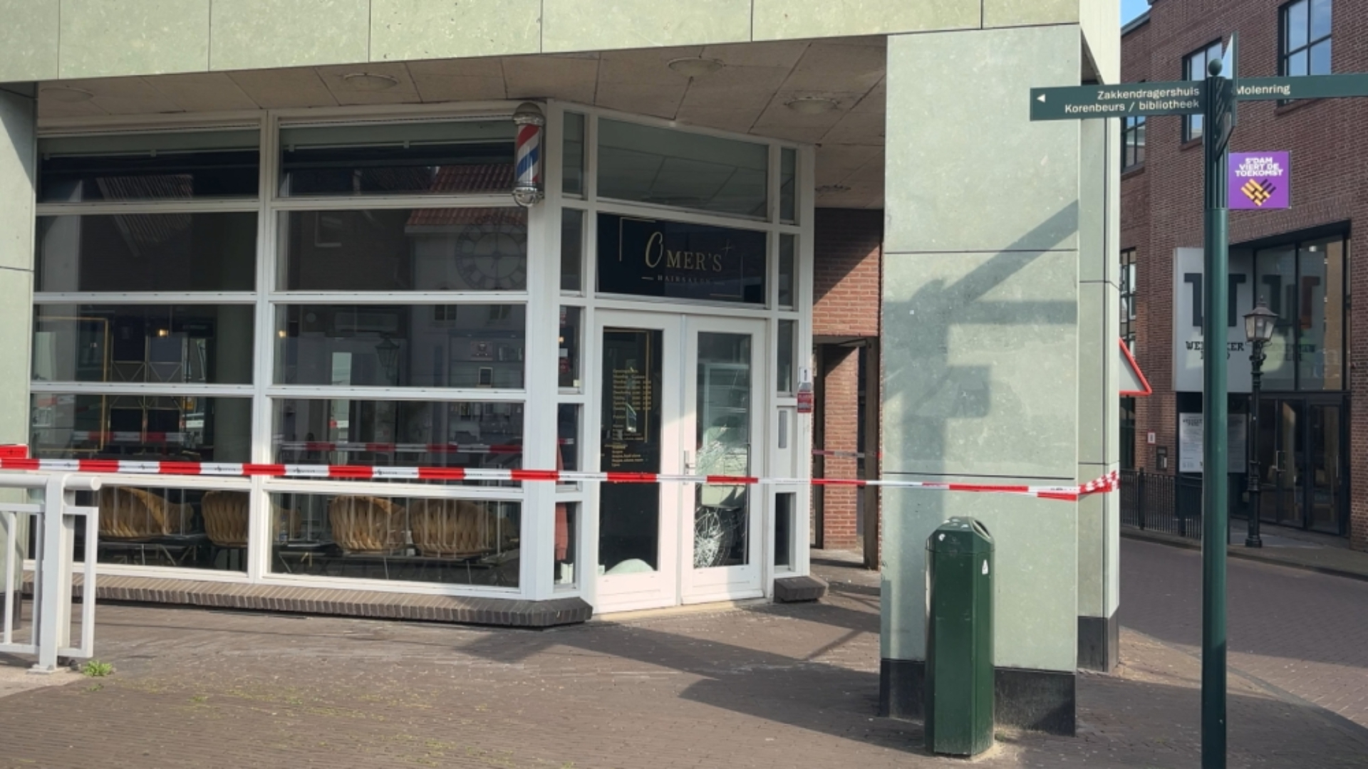 Rond 07.30 uur kreeg de politie een melding van vernielingen bij de kapperszaak.