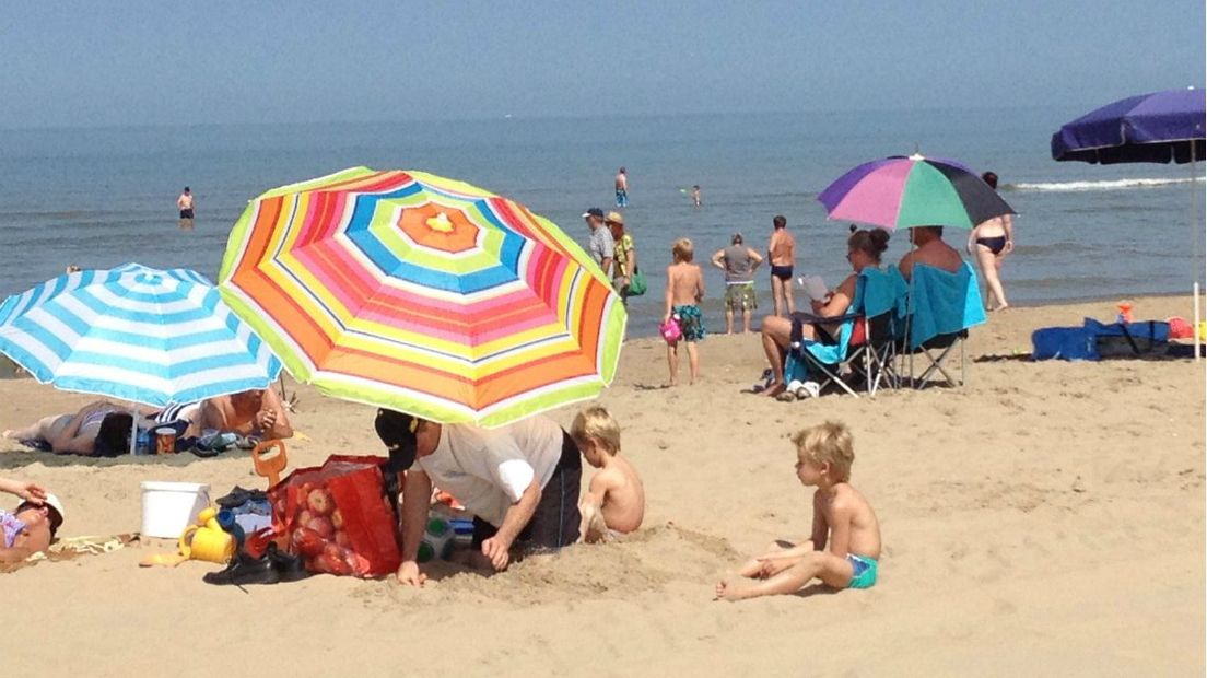 Families genieten op het strand van Noordwijk