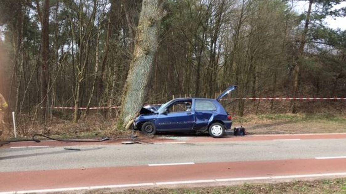 Op de Deelenseweg in Arnhem is vrijdagmorgen een man overleden. Volgens de politie de man met zijn wagen tegen een boom, waarna de auto in de brand vloog.