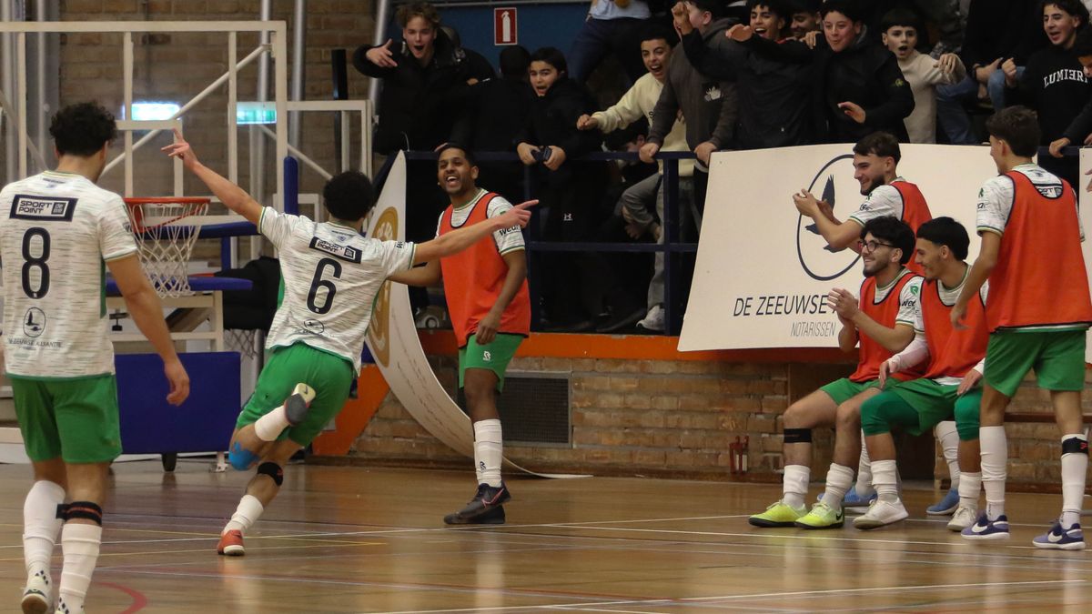 Zaalvoetballers Groene Ster winnen in bomvolle Baskensburg eerste derby tegen ZVV Middelburg