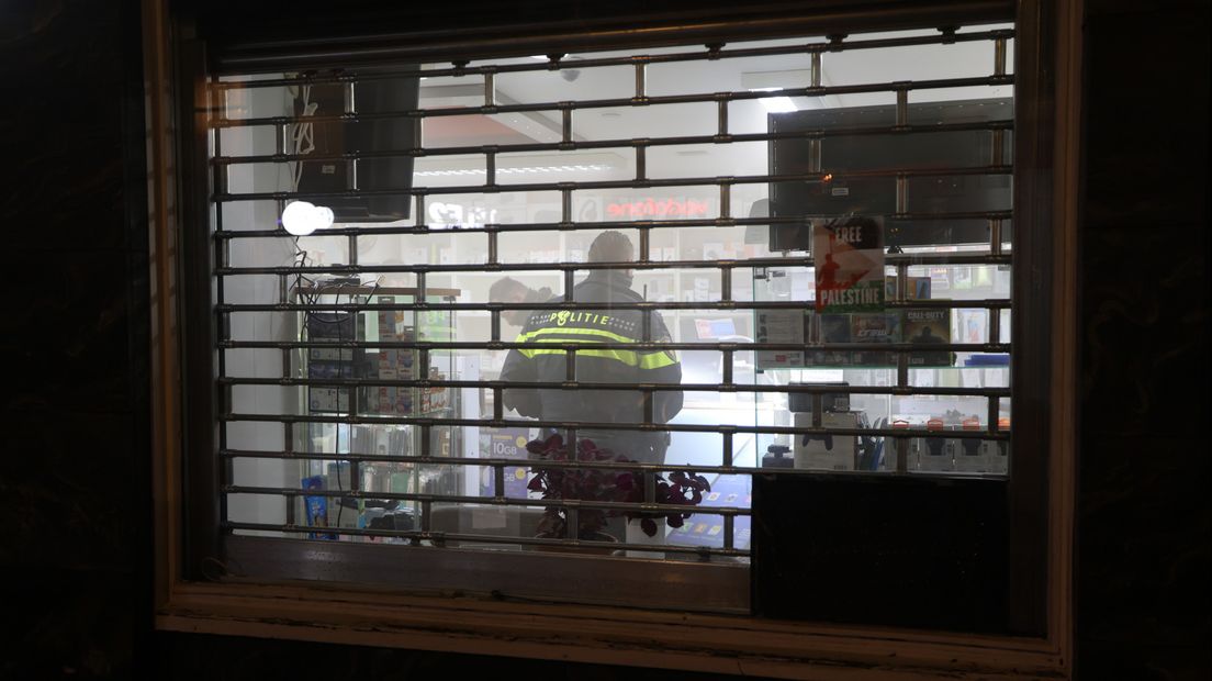De politie doet onderzoek in de telefoonwinkel in de Kritzingerstraat