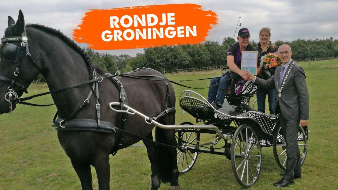 Burgemeester Hoogendoorn zet Jacques Poppen in het zonnetje