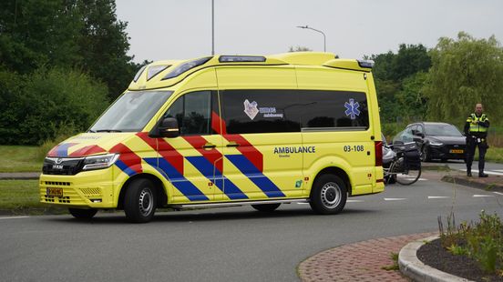 Fietser in Roden gewond na botsing op rotonde. Fietser in Roden gewond na botsing op rotonde.