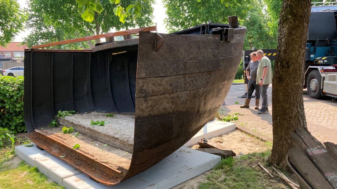 "Bedankt voor het snoeien", grapt iemand nadat de boeg van het schip op zijn plek staat.