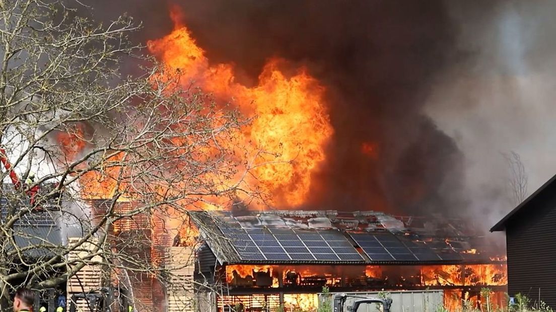 Op het dak van het bedrijf waar de brand uitbrak lagen veel zonnepanelen.