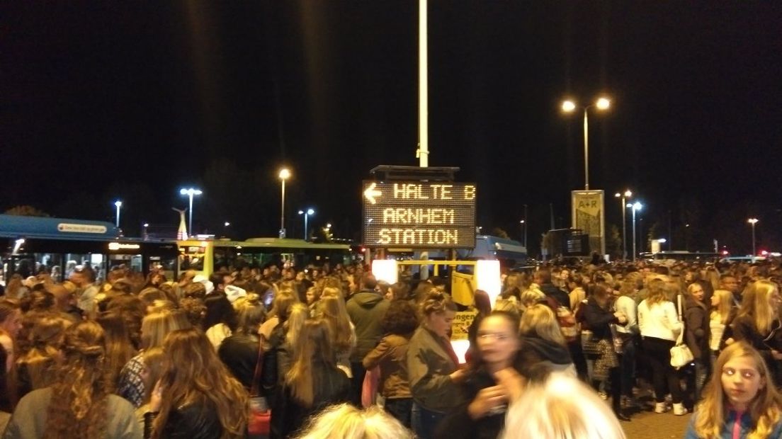 Het verkeer rondom het GelreDome staat zaterdagavond rond 23.00 uur muurvast. Een deel van de bezoekers van het concert van Justin Bieber wil vertrekken vanaf de parkeerplaats bij het station. En een ander deel is juist onderweg naar het stadion om Bieberfans op te halen.