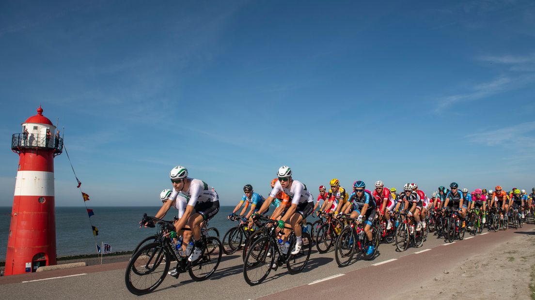 Het peloton van de Tacx Pro Classic nadert Westkapelle