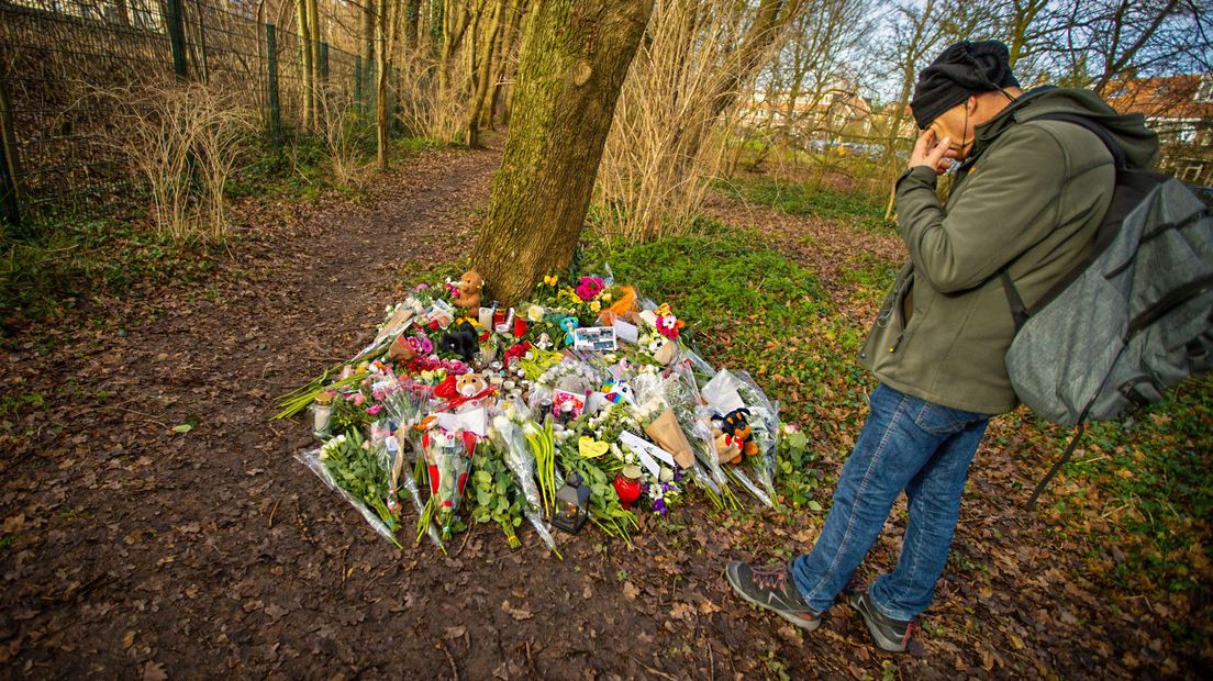 Bloemen, knuffels en kaarsjes op de plek waar Esmee werd gevonden