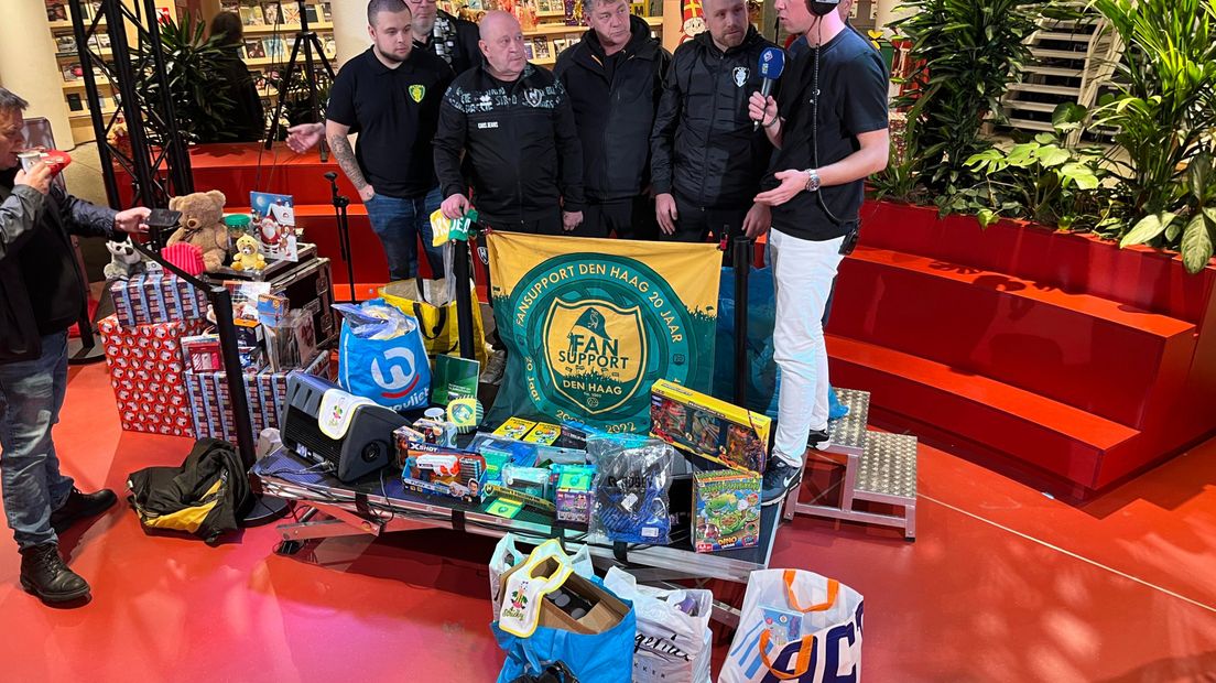 Ado-supporters komen doneren