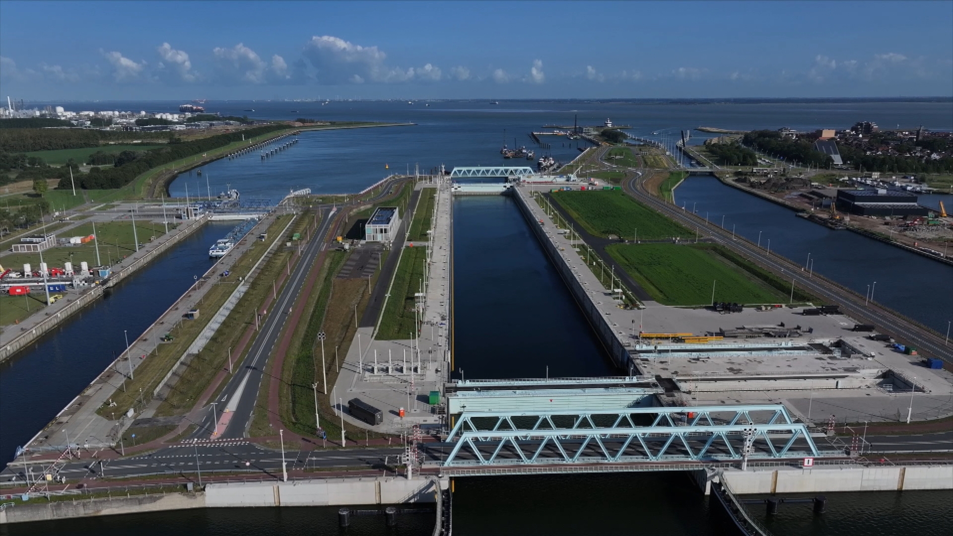 Sluizencomplex Terneuzen vannacht afgesloten vanwege groot transport Dow