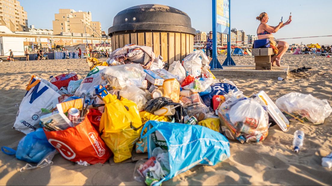 Veel afval op het Scheveningse strand, eerder deze maand na een zomerse dag