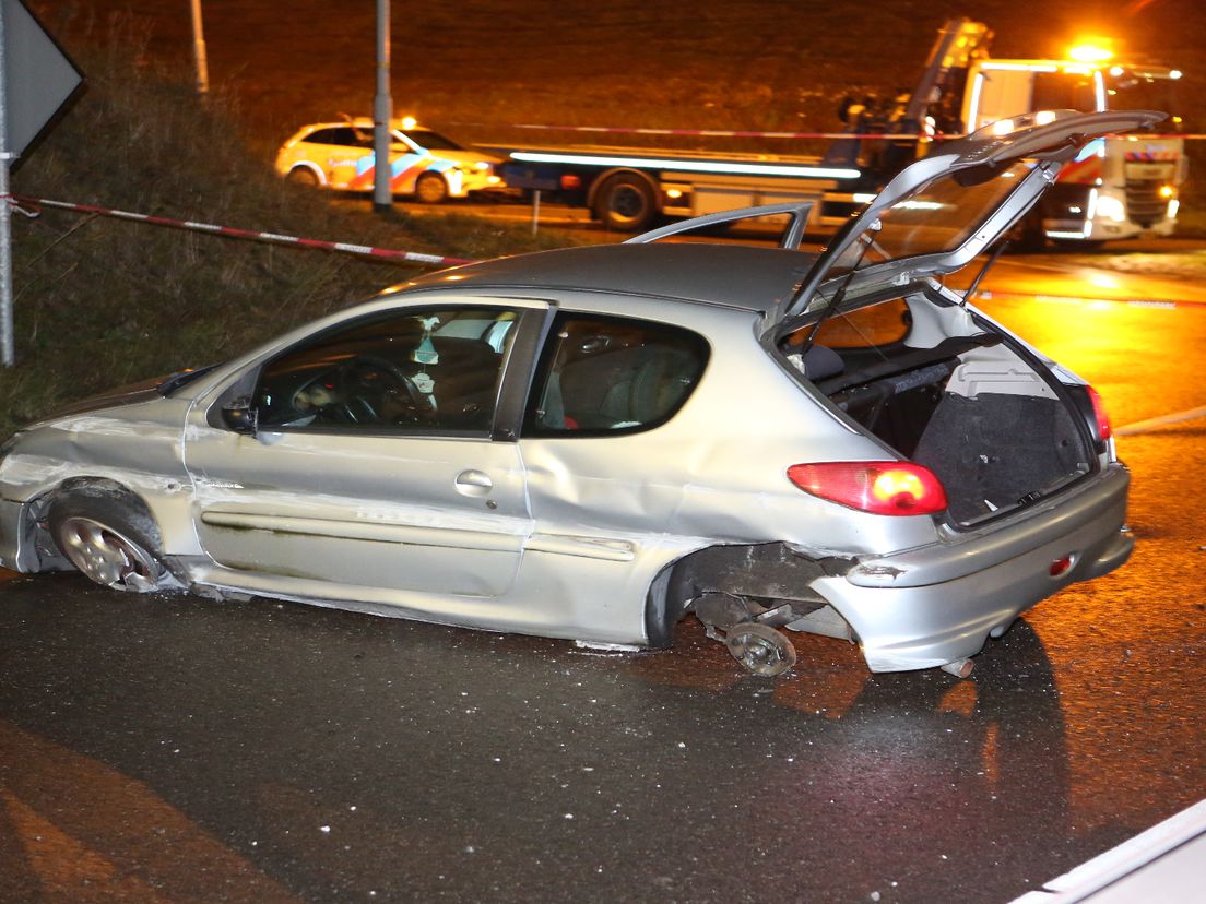 Bij de botsing tegen de vangrail verloor de auto van de verdacht een wiel