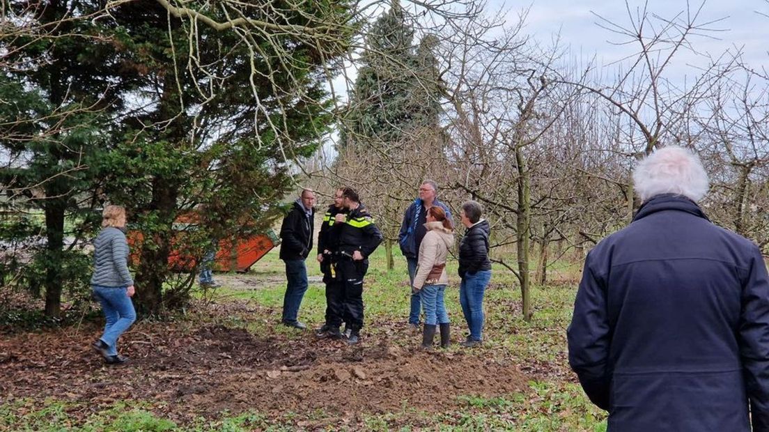 Schatzoekers, politie en afgegraven grond in Ommeren.