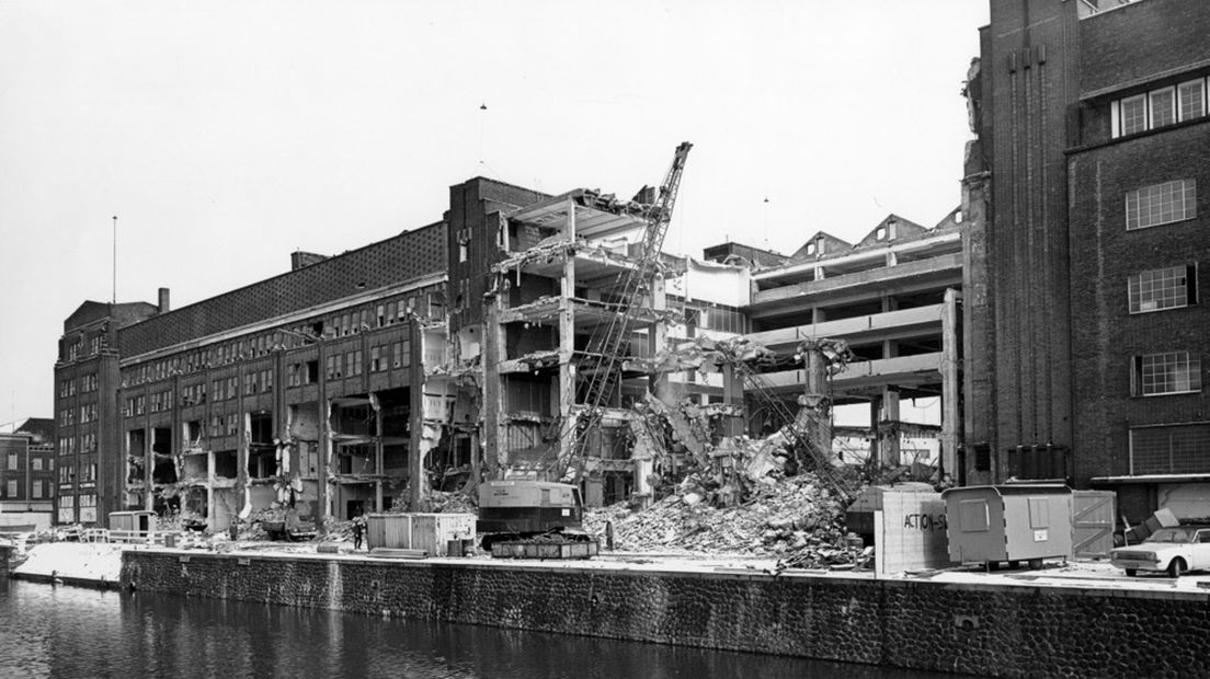 1970: De Jaarbeursgebouwen in de binnenstad (hier Rijnkade) worden gesloopt.