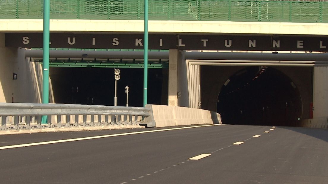 Auto naar de sloop na ongeluk Sluiskiltunnel