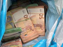 Tas met 370.000 euro contant geld gevonden in auto