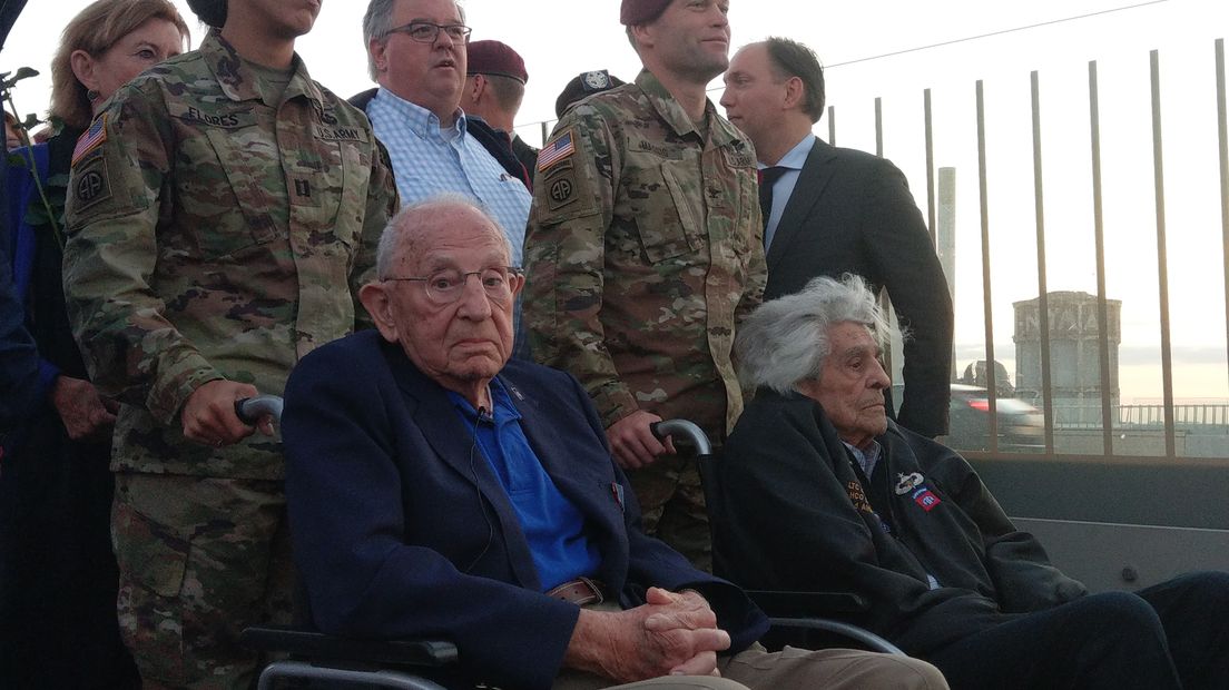 Een heel bijzondere Sunset March zaterdag in Nijmegen. De veteranen James Megellas en Roy Hanna deden namelijk mee met de dagelijkse herdenkingsmars over de stadsbrug De Oversteek. Beide veteranen zijn inmiddels 101 jaar oud.