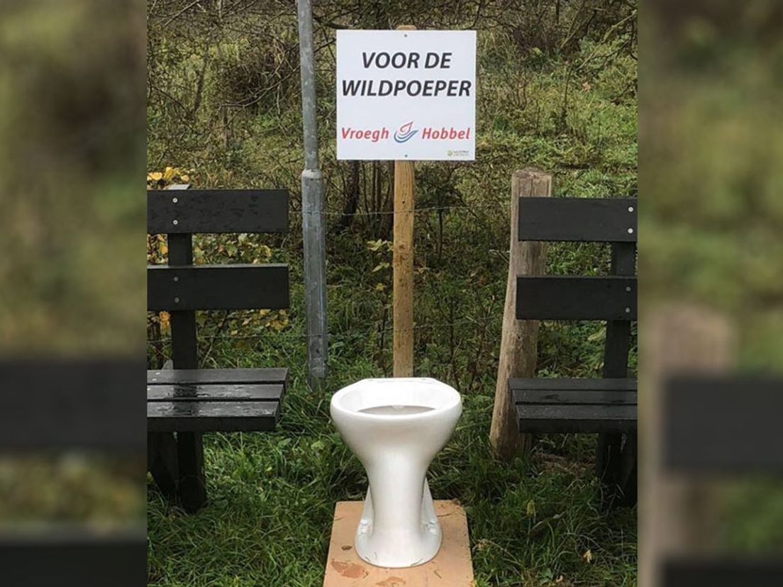 De latrine bij de leugenbankjes in Oostvoorne.