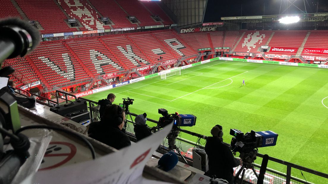 Vanuit de perstribune het lege stadion in de rust