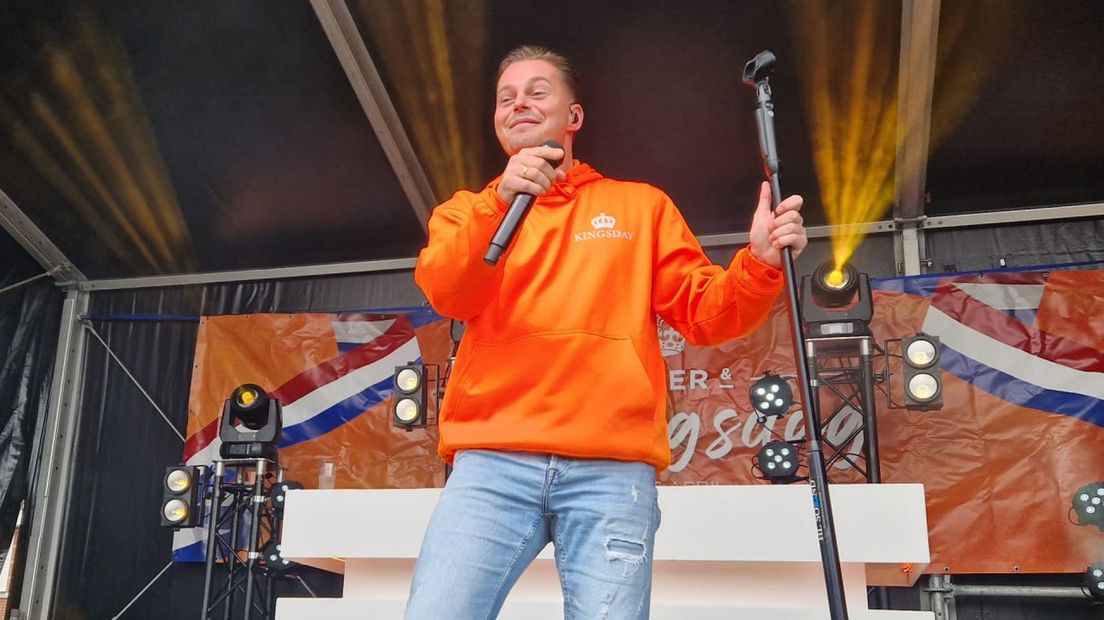 Robert van Hemert zaterdag op het podium bij Royal Kingsdag Party in Nieuwerkerk aan den IJssel
