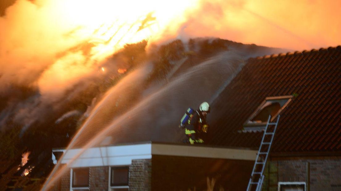 De vlammen slaan uit het dak (Rechten: Van Oost Media)