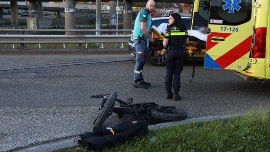 Botsing na afrit snelweg, auto’s die door rood kruis reden op de bon