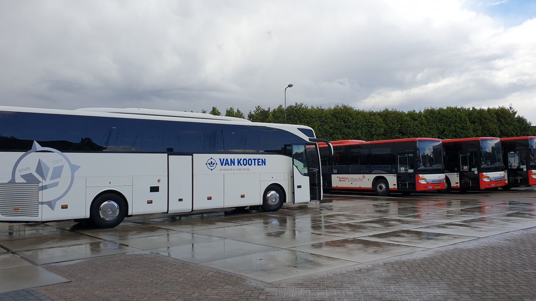 De schoongepoetste bussen staan al een paar maanden te blinken op hun parkeerterrein en het ziet er naar uit dat dit nog wel even zo zal blijven; de versoepeling van de coronamaatregelen gaat namelijk niet op voor de touringcarbedrijven.