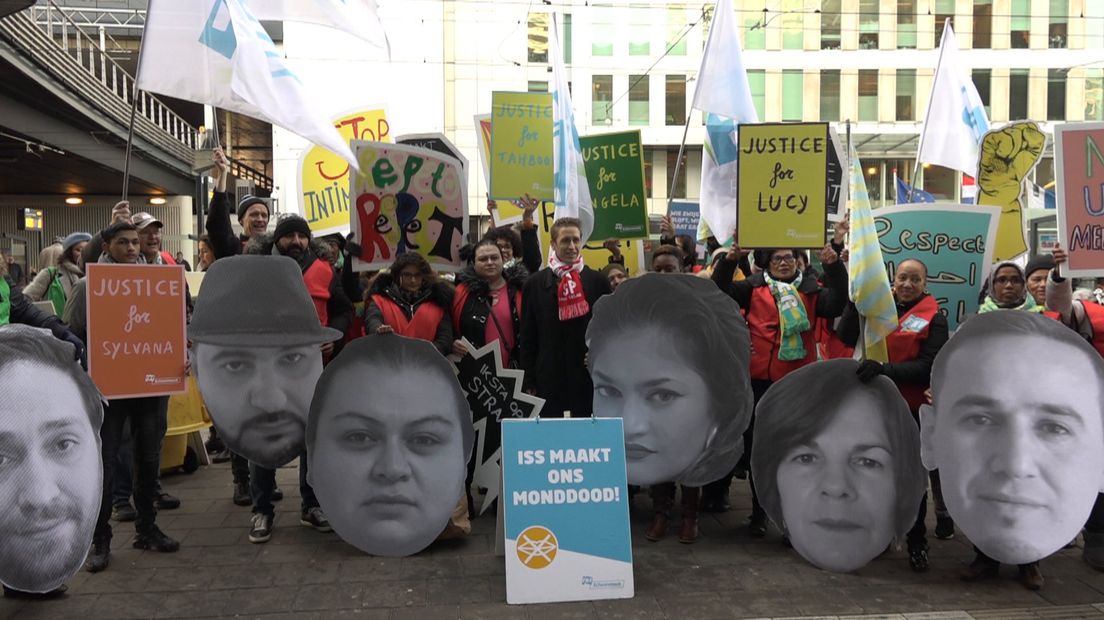 Schoonmakers demonstreren bij ministeries in Den Haag 