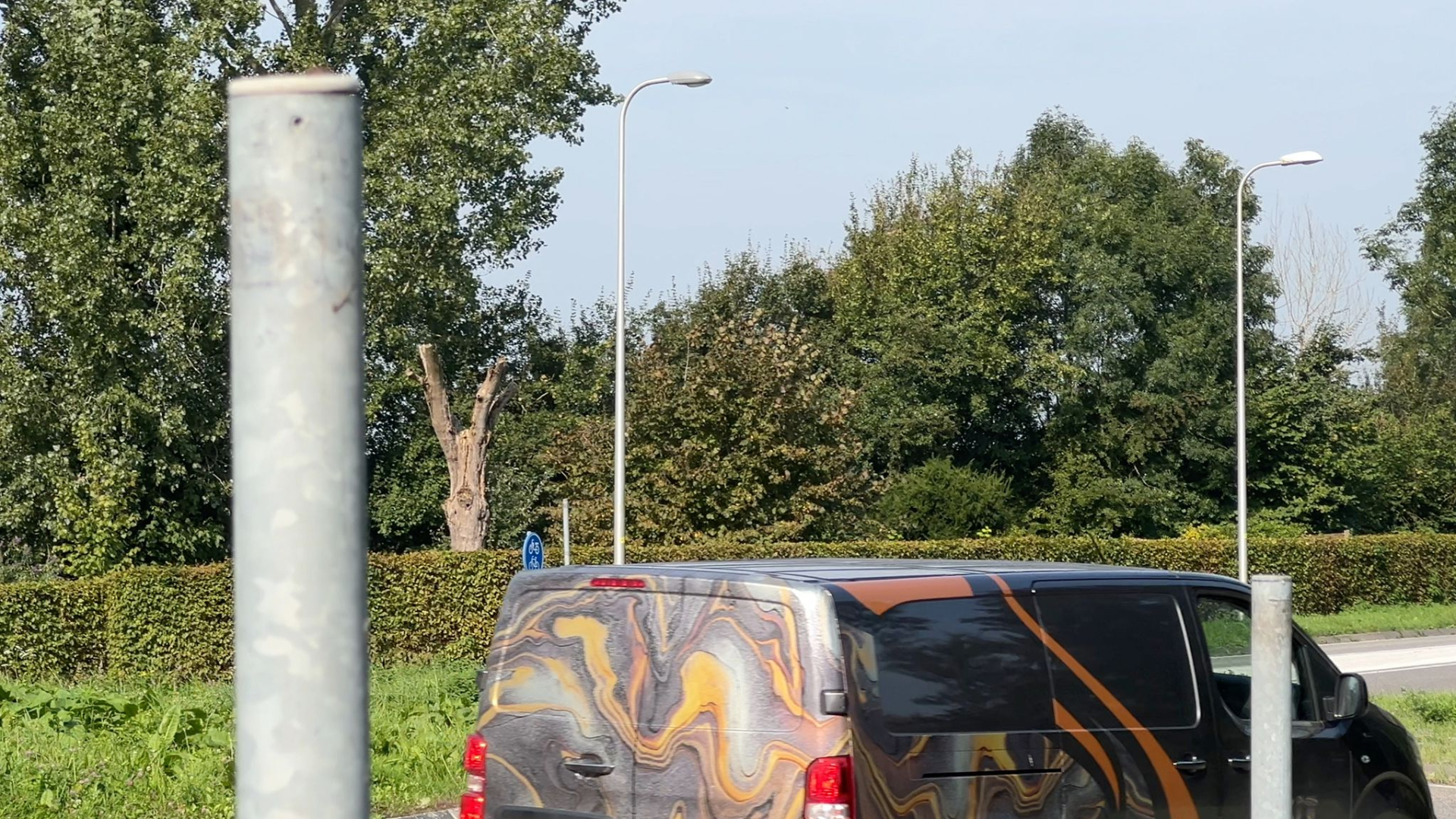 Het is een gek beeld op de weg zo zonder verkeersborden op de palen.