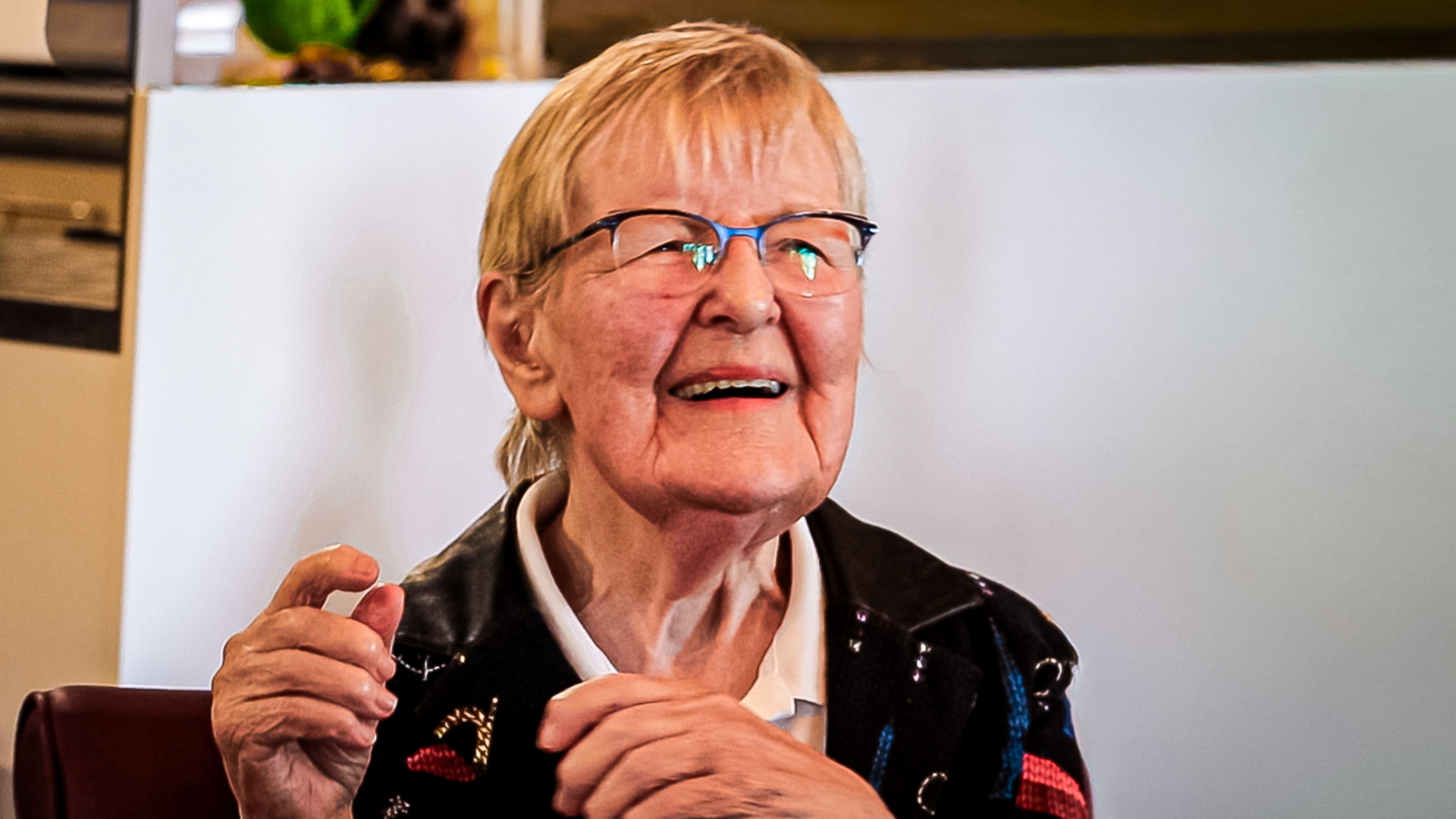 Bewoonster van het verzorgingshuis leeft op en danst mee met de zang van Jeltsje Boschma