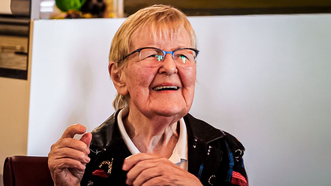 Bewoonster van het verzorgingshuis leeft op en danst mee met de zang van Jeltsje Boschma