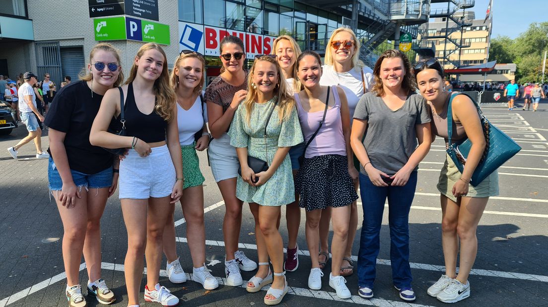 Kampong Vrouwen 1 komt om te scouten