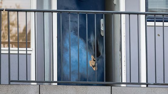 Explosie bij voordeur flatwoning in Schiedam | Maaltijdbezorger gewond na botsing met auto. Explosie bij voordeur flatwoning in Schiedam | Maaltijdbezorger gewond na botsing met auto.
