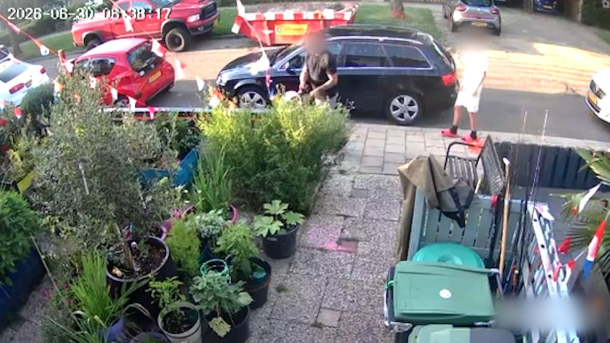 'Respectloos en zonde', man en jongen knippen WK-vlaggetjes kapot