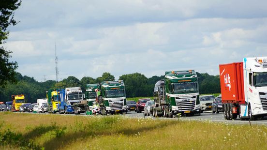 Botsing op A28 tijdens uittocht Truckstar Festival zorgt voor korte file. Botsing op A28 tijdens uittocht Truckstar Festival zorgt voor korte file.