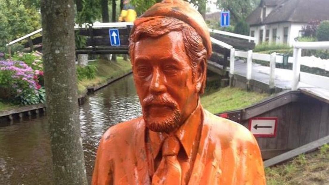 Beeld was met oranje menie beklad tijdens WK