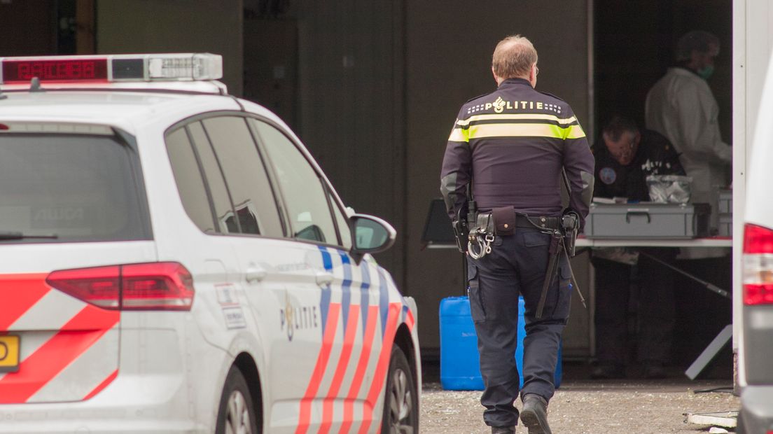 De politie doet onderzoek bij het drugslab in Nieuw-Amsterdam (Rechten: RTV Drenthe/Jeroen Kelderman)