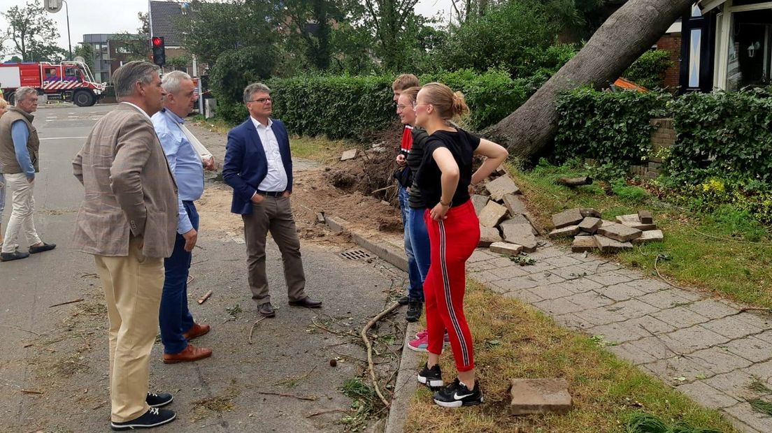 Burgemeester Naafs en commissaris van de koning Oosters in gesprek over de schade van de valwind.