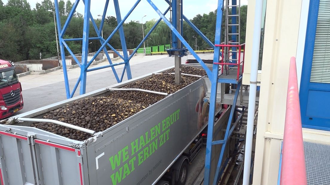 Een vrachtwagen met aardappelen