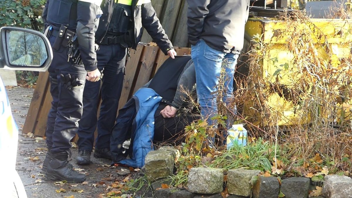 Meerdere aanhoudingen bij aangetroffen drugslab Overdinkel, twee agenten naar ziekenhuis