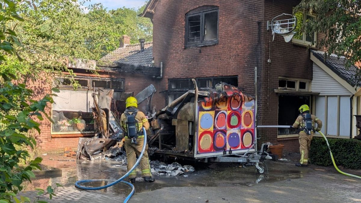 Brand in frietkar slaat over op woning