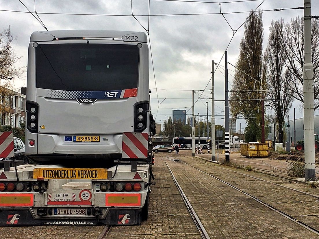 De eerste 55 elektrische bussen komen uit de fabriek in Roeselare in Belgie aan in Rotterdam
