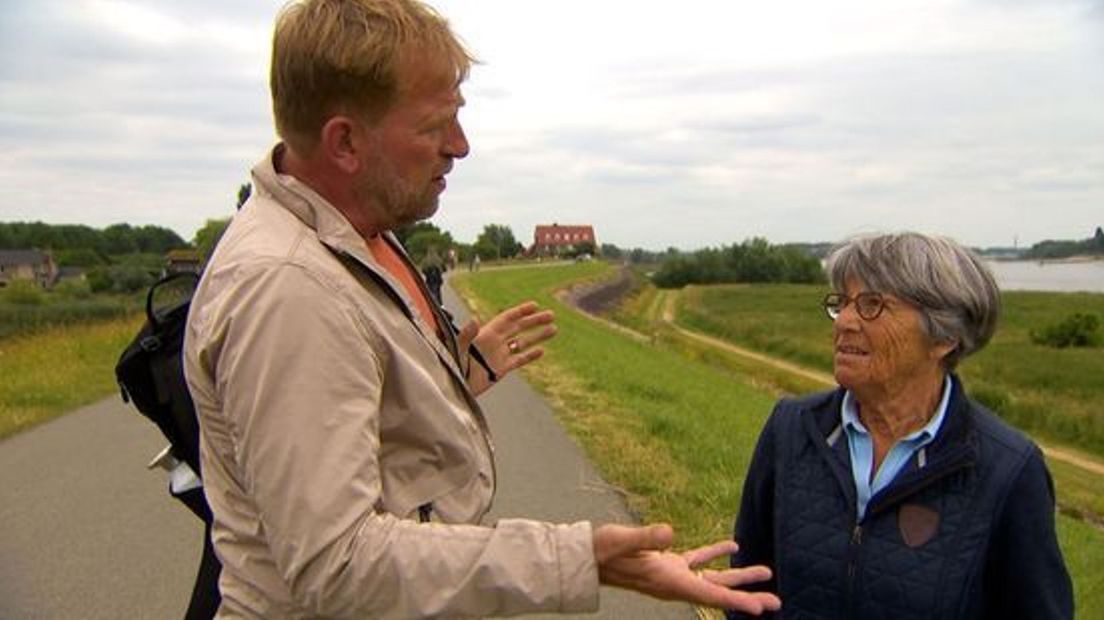 Harm Edens in gesprek met een wandelaar in Lent.