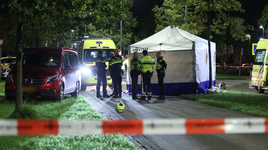 Er is een witte tent over het slachtoffer geplaatst